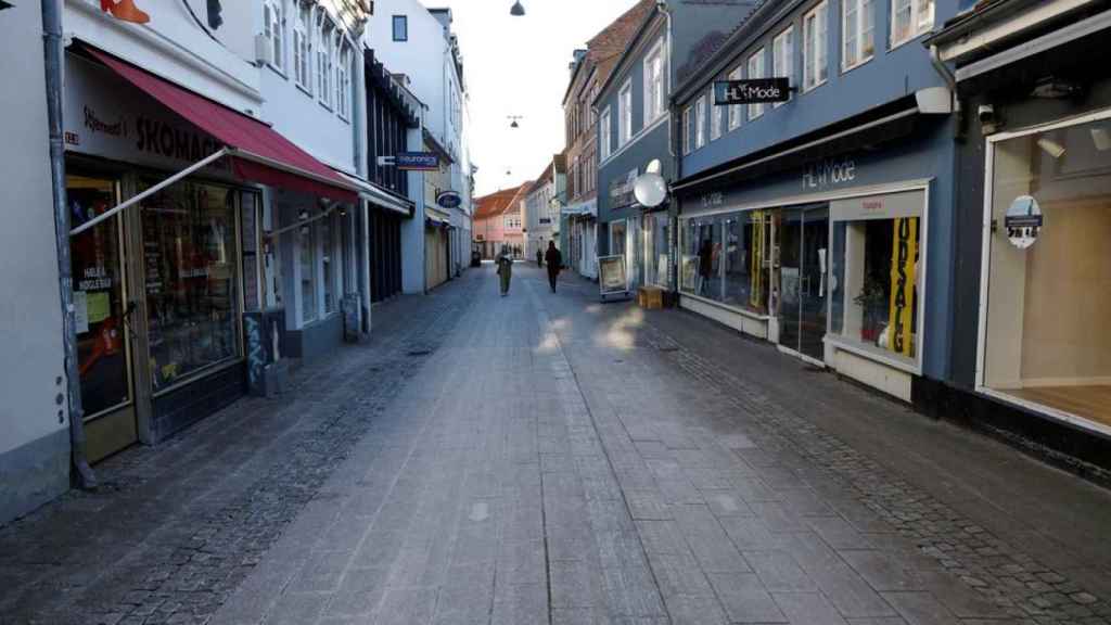 Una calle desierta en la pequeña ciudad danesa de Elsinore.