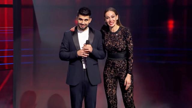 Julio Benavente con Eva González tras la actuación en la final.