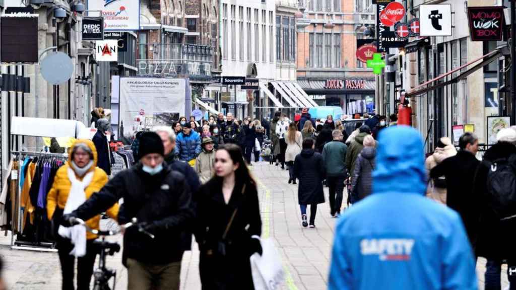 Peatones en una calle de Copenhague, Dinamarca.