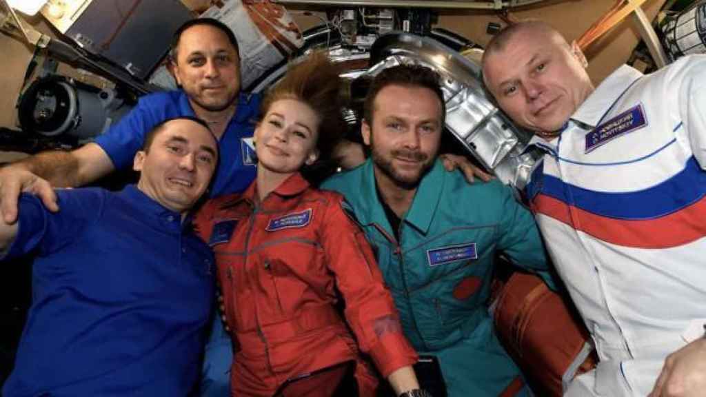 Yulia Peresild y Klim Shipenko (en mono verde) en la ISS