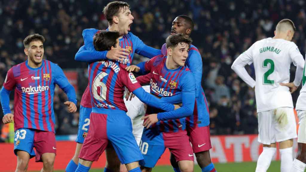 Nico y Gavi, acompañados de Riqui Puig y Dembélé, celebran un gol