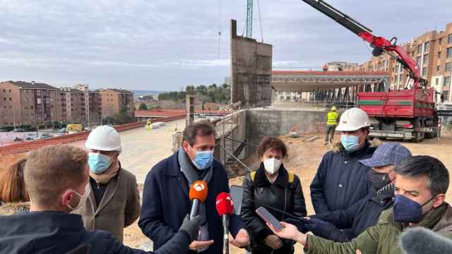 Óscar Puente atiende a los medios durante la visita a las obras en el barrio de Parquesol
