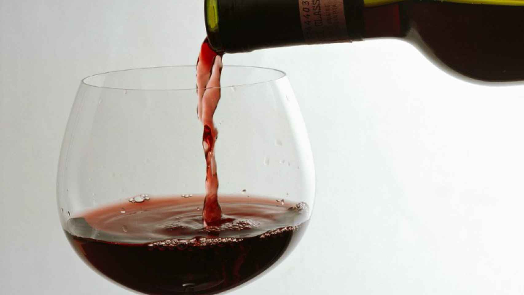 Adiós a la copa de vino diaria: la cantidad que acelera el envejecimiento y  hace perder años de vida