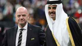 Gianni  Infantino y Tamim bin Hamad Al Thani en la Copa Áarabe