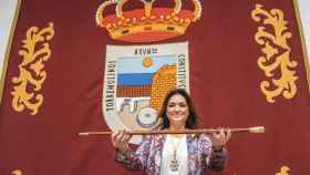 Margarita del Cid con el bastón de alcaldesa de Torremolinos.