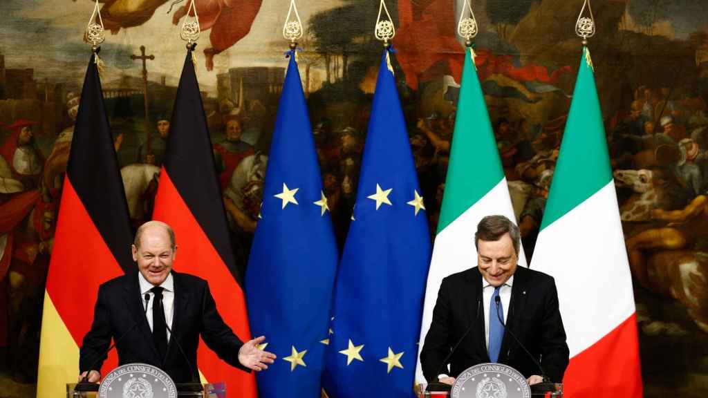 El canciller alemán, Olaf Scholz, y el primer ministro italiano, Mario Draghi, ofrecen una rueda de prensa conjunta en el Palacio Chigi de Roma.