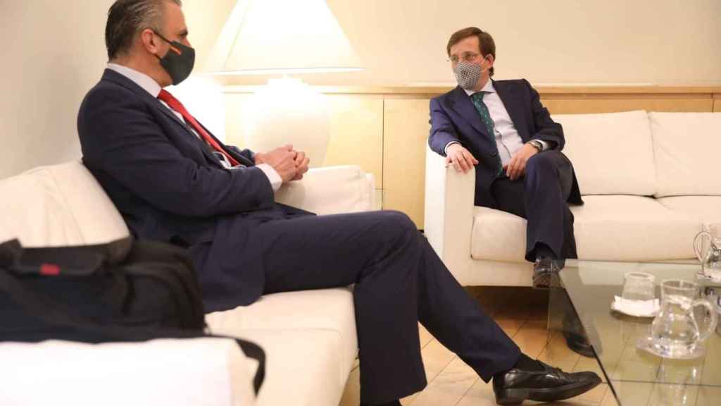 El portavoz de Vox en el Ayuntamiento de Madrid, Javier Ortega Smith, se reúne con el alcalde, José Luis Martínez-Almeida, en Cibeles.