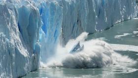 El hielo de la Antártida derritiéndose y cayendo al mar.