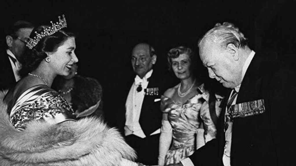 Isabel II con Winston Churchill.