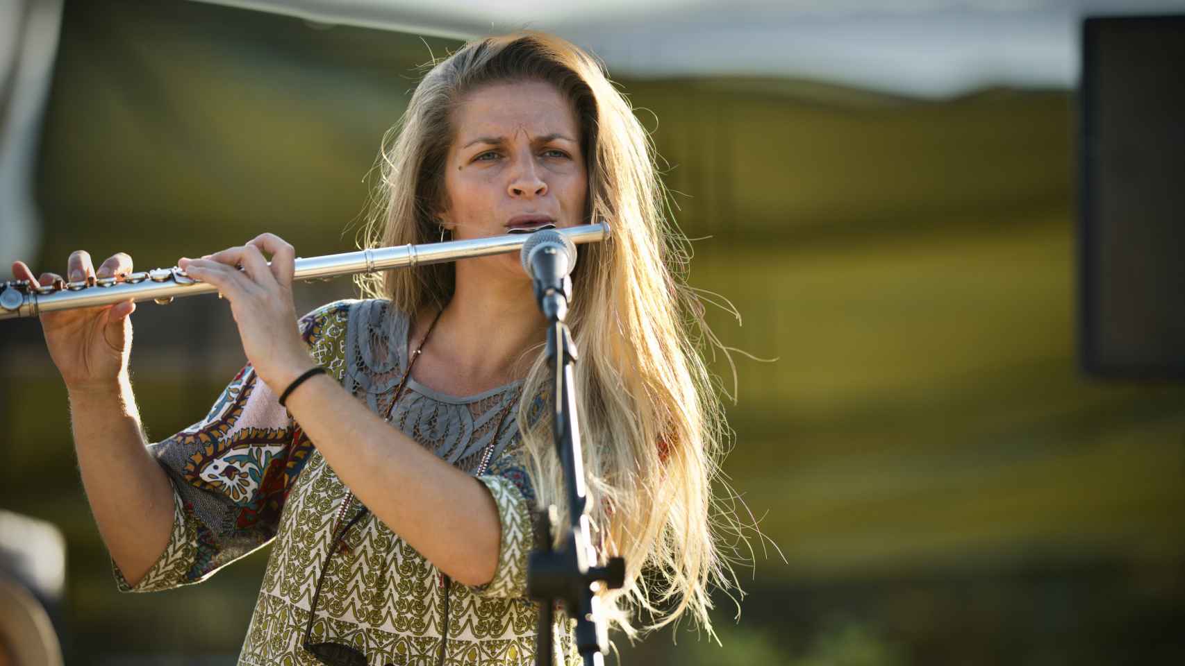 La artista tocando la flauta travesera.