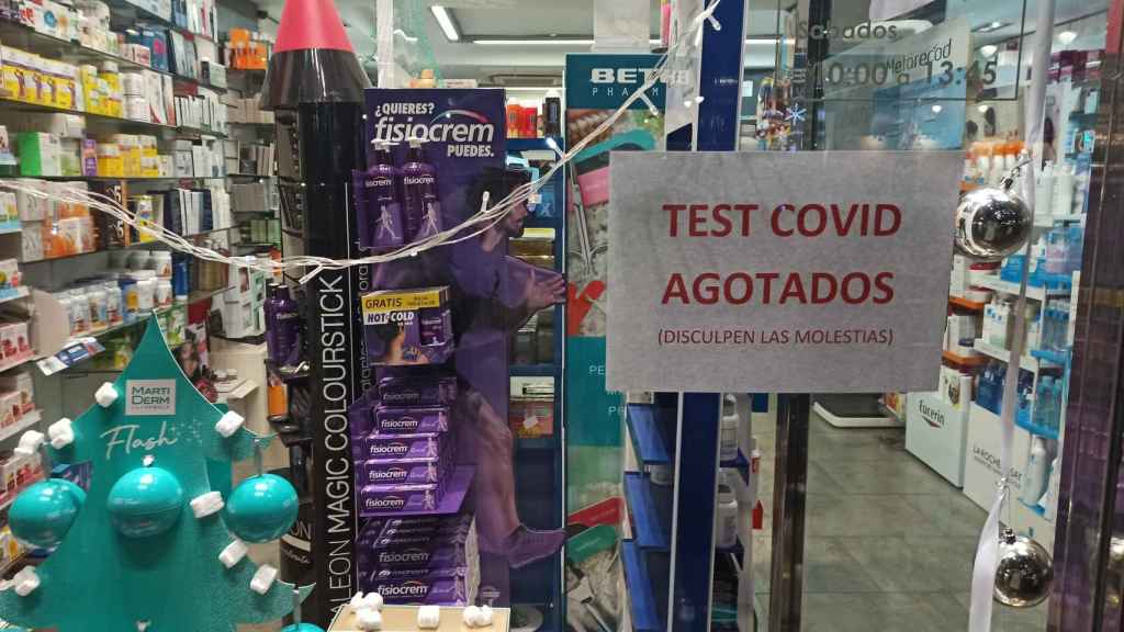 Una farmacia de Castilla y León muestra un cartel en el que indica que se han agotado los test de antígenos