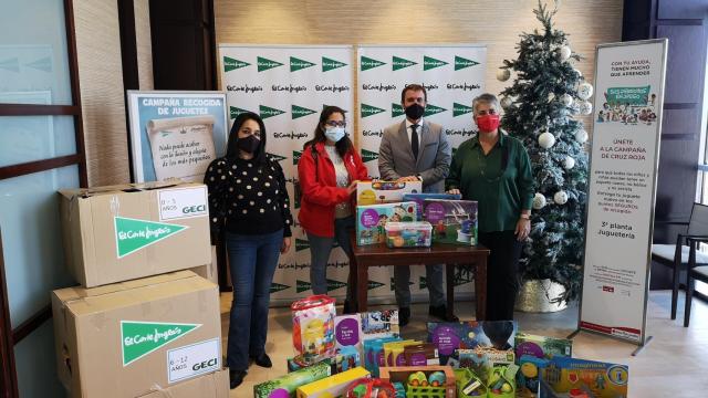 Entrega de juguetes a Cruz Roja en El Corte Inglés de Salamanca