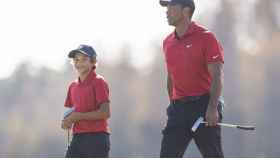 Tiger Woods y su hijo Charlie, durante el PNC Championship en Orlando