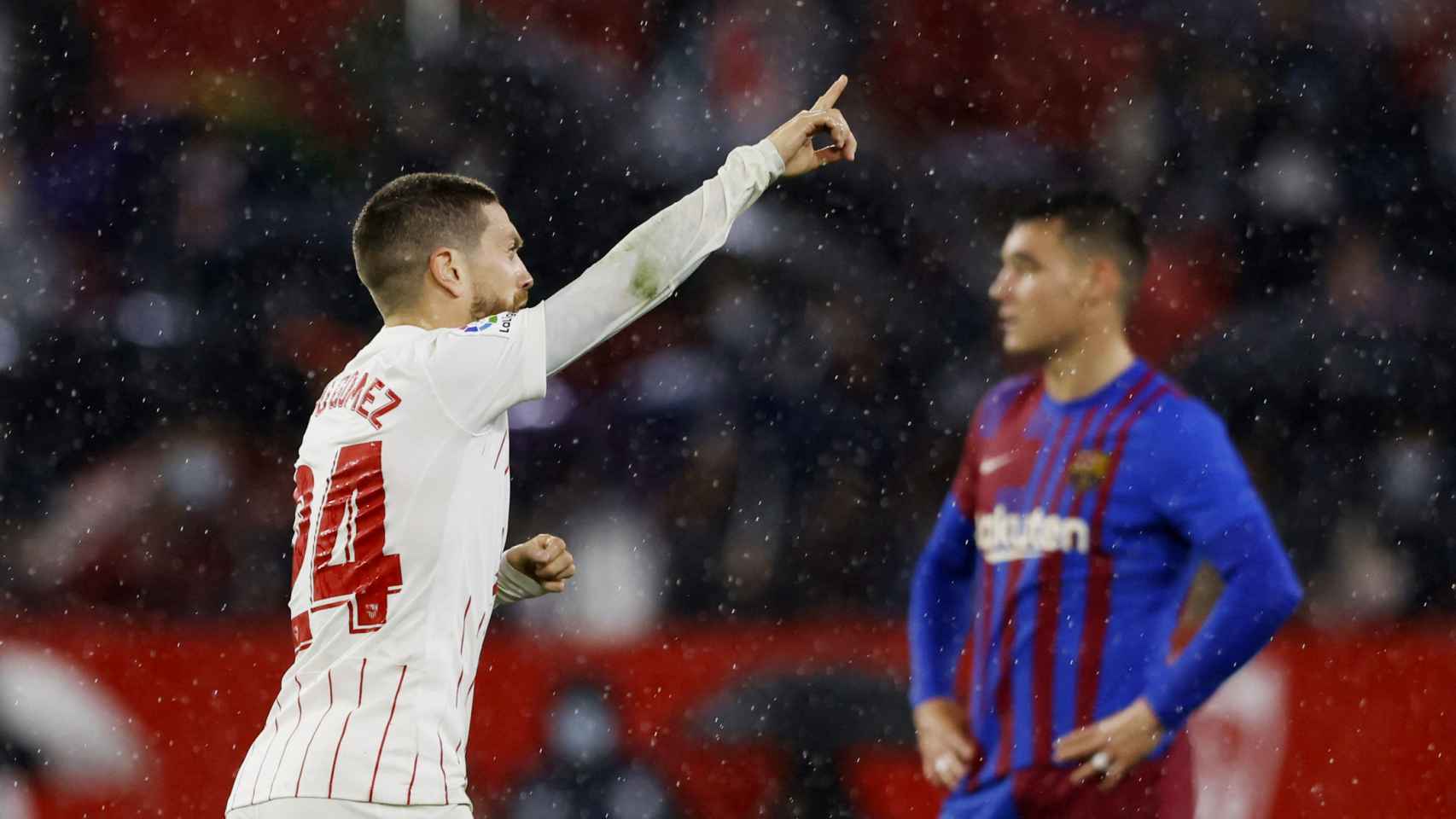 El 'Papu' Gómez celebra su gol al Barça