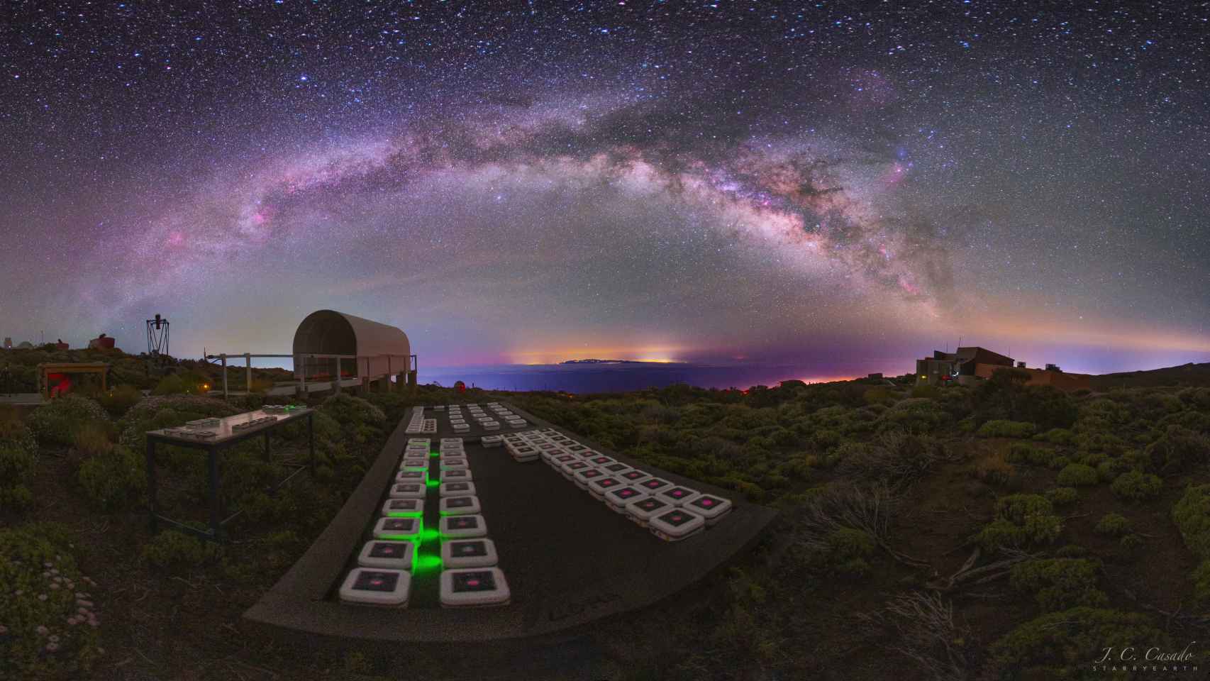 Vía Láctea sobre los fotómetros del proyecto EELabs en el Observatorio del Teide
