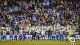 El Málaga CF celebra con su afición la victoria ante Las Palmas.