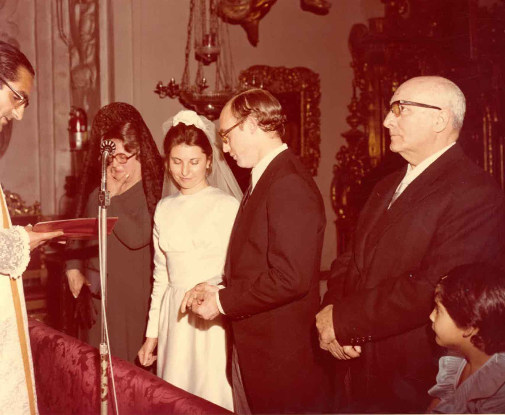 Fina y José Antonio, en el intercambio de alianzas, el 31 de marzo de 1974.