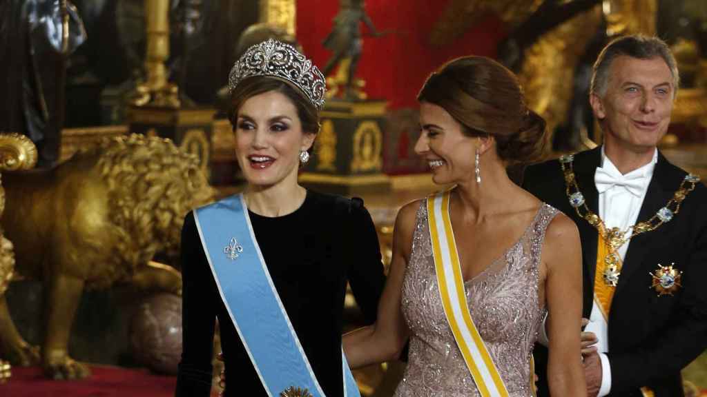 La reina Letizia con los dos enormes diamantes que la infanta lució el día de su boda.