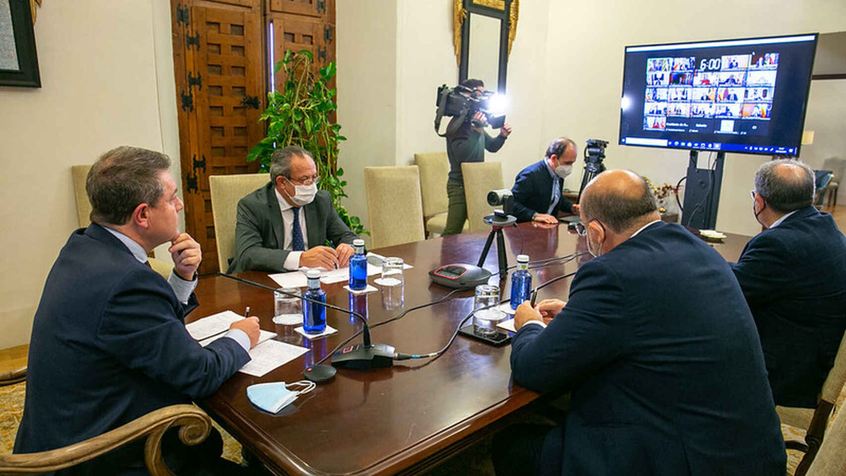 Emiliano Garccía-Page durante la mesa de presidentes de este miércoles.