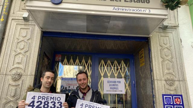 Ricardo Muñoz-Martín / ICAL. La administración n°3 de Ávila repartió parte del número 42833, agraciado con del 4º premio en la lotería de Navidad 2021. En la foto, los propietarios de la administración nº3 de Ávila