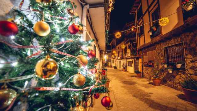 Árbol de Navidad en una calle de Candeleda