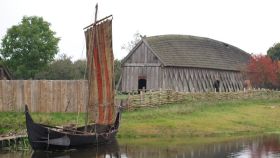 Reconstrucción de una casa y un barco vikingo en la localidad danesa.