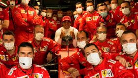 Carlos Sainz, en el box de Ferrari junto a todo el equipo