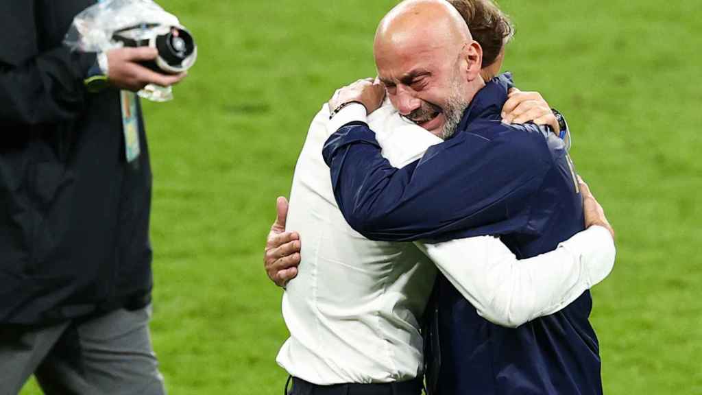 Gianluca Vialli se abraza llorando a Roberto Mancini tras el triunfo de Italia en la Eurocopa 2020