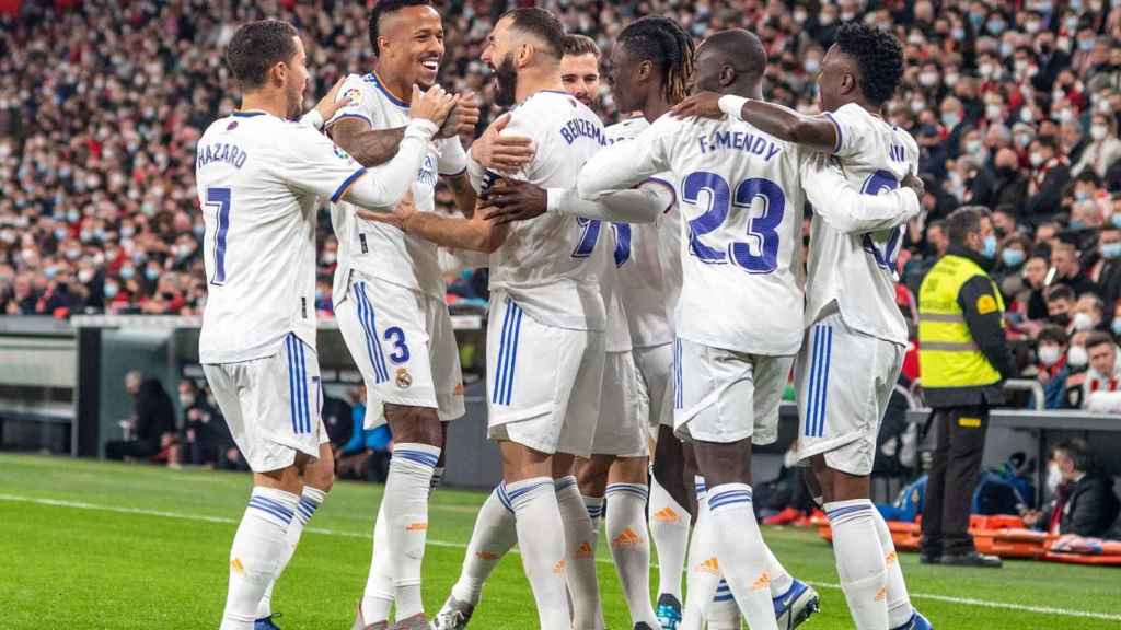 Piña de los jugadores del Real Madrid para celebrar un gol de Karim Benzema