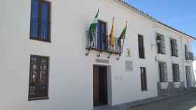 Imagen del edificio consistorial de Higuera de la Sierra.