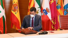 Pedro Sánchez saca de su cartera el discurso sobre las medidas contra la Covid, en la XXV Conferencia de Presidentes.