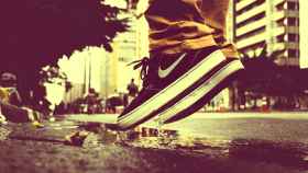 Un joven salta  con unas zapatillas de Nike.