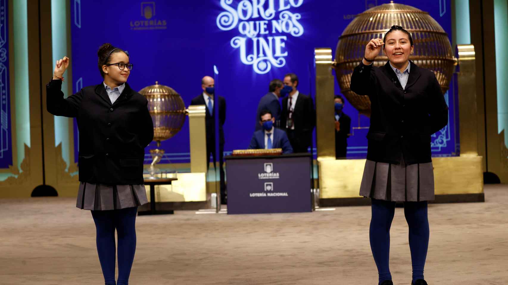 Dos niñas del Colegio de San Ildefonso cantan el 'Gordo', el 86.148.