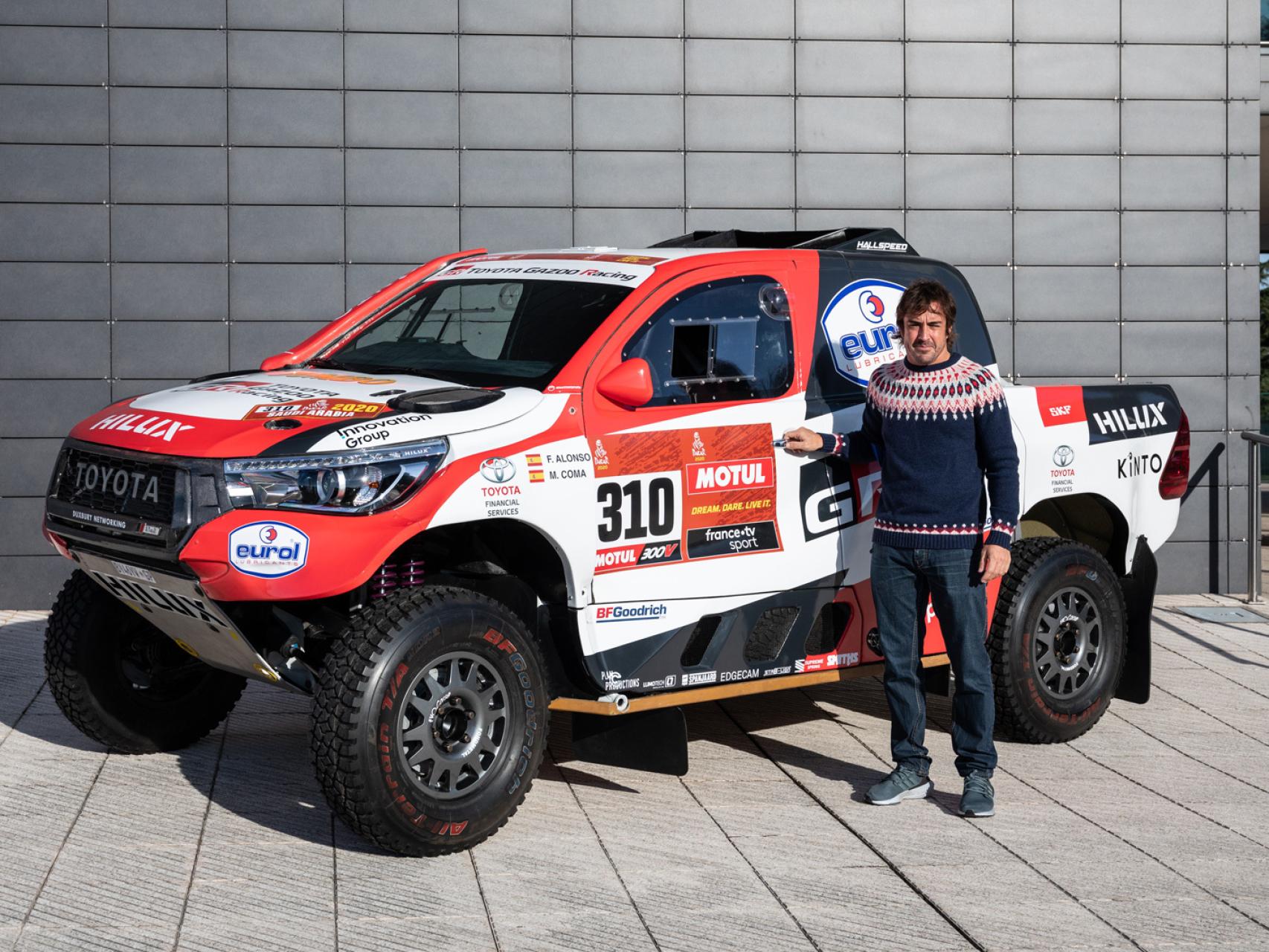 Fernando Alonso ya tiene el Toyota Hilux del Dakar en su museo: así ha sido  la entrega