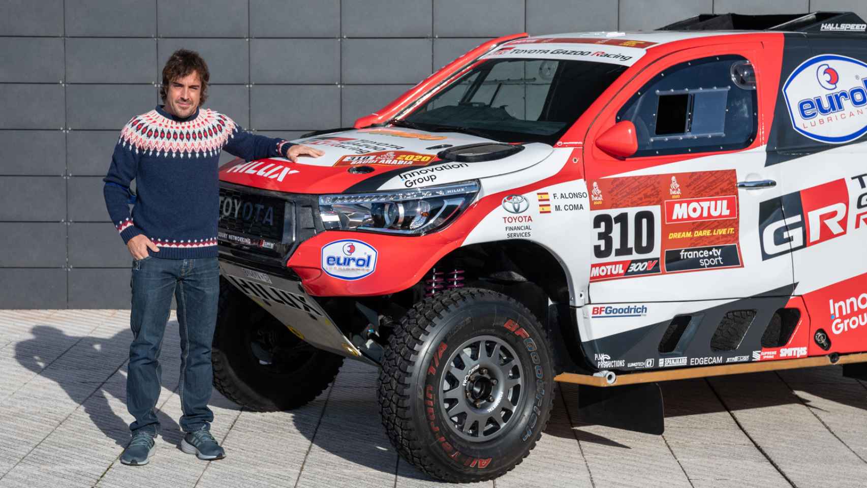 Fernando Alonso ya tiene el Toyota Hilux del Dakar en su museo