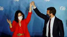 La presidenta de la Comunidad de Madrid y candidata por el Partido Popular a la reelección, Isabel Díaz Ayuso, acompañada por el presidente del partido Pablo Casado.