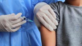 Un sanitario pone una vacuna
