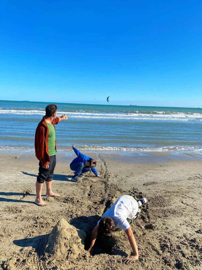 Nacho Palau, junto a sus hijos en la playa.