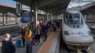 Pasajeros en el exterior del tren tras el primer viaje comercial de la línea de AVE entre Madrid y Galicia.