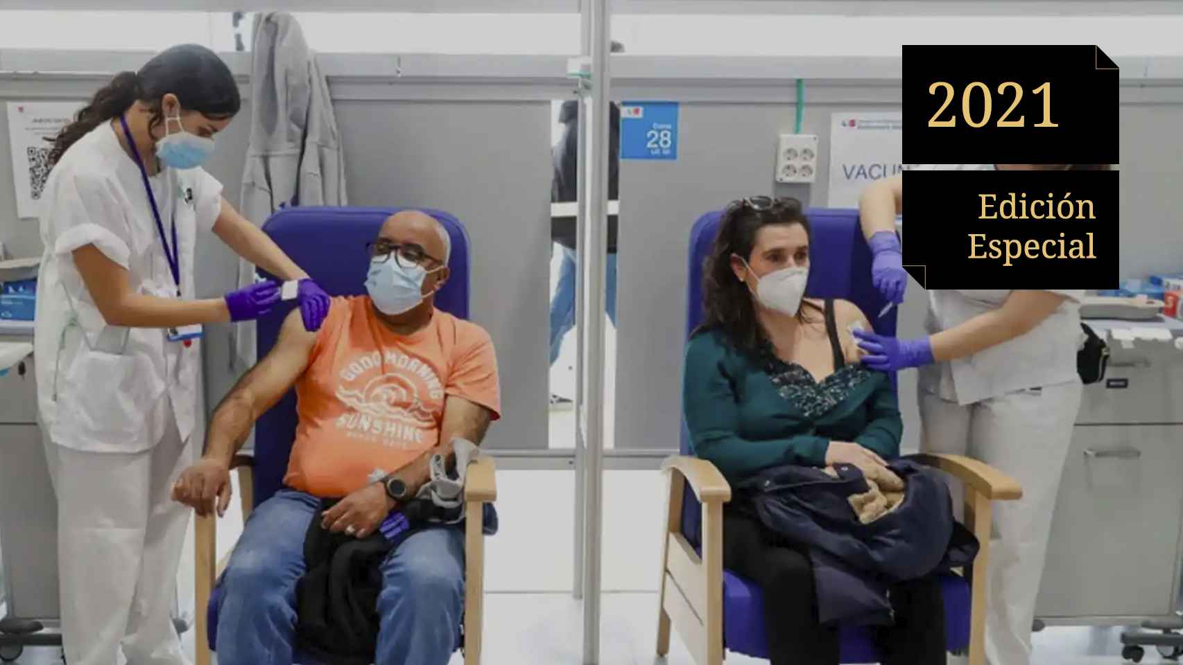 Dos personas recibiendo sendas dosis de la vacuna en el Hospital Isabel Zendal de Madrid.