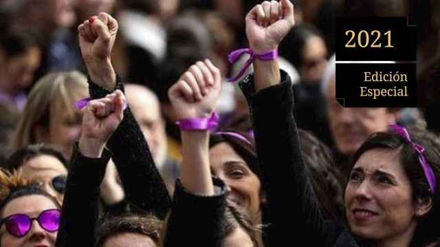 Mujeres levantan el puño durante una manifestación feminista española.