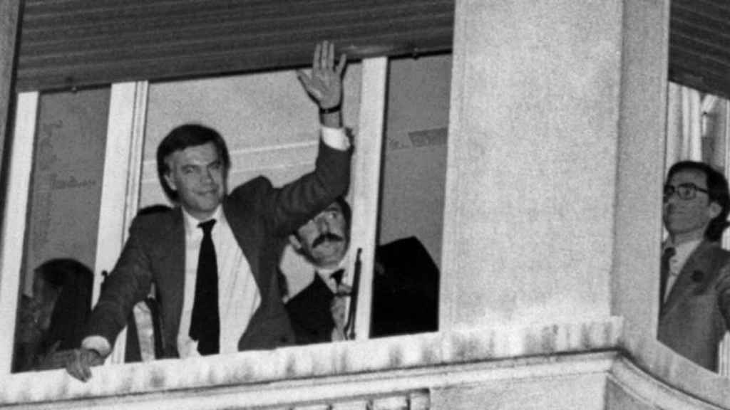 Felipe González (con Alfonso Guerra a la derecha) saludando desde le Hotel Palace tras ganar las elecciones en 1982.