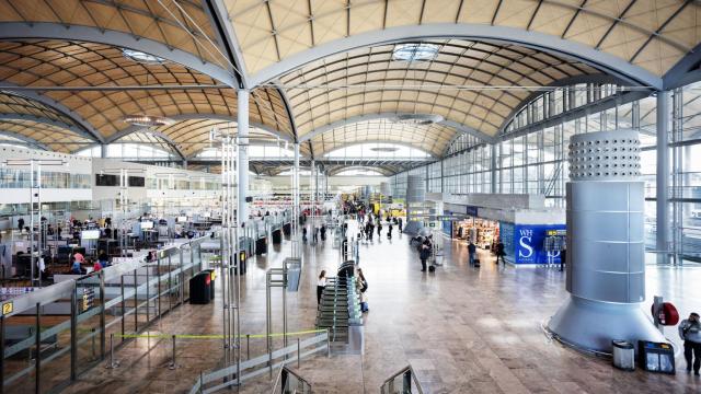 Interior del aeropuerto de Alicante-Elche, en imagen de archivo.