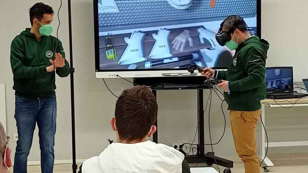 Clase de realidad virtual para formar a estudiantes de FP en Palencia