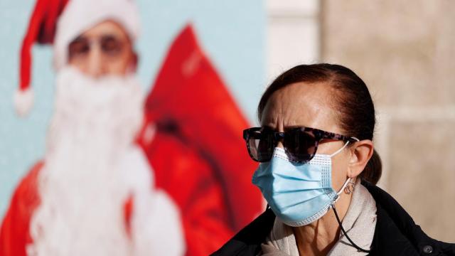 Una mujer con la mascarilla al aire libre.