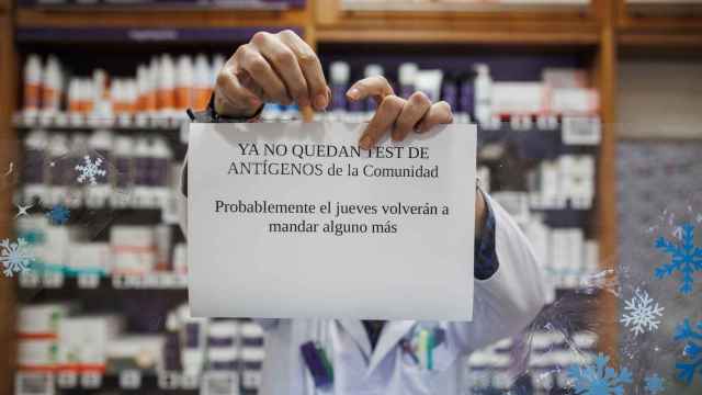El farmacéutico cuelga el cartel de que los test de antígenos de Madrid están agotados. EP