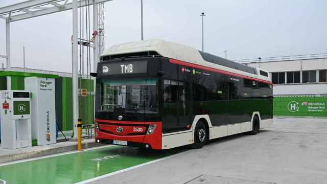 La planta de hidrógeno verde de Iberdrola en Barcelona recibe el primer autobús de H2 de TMB