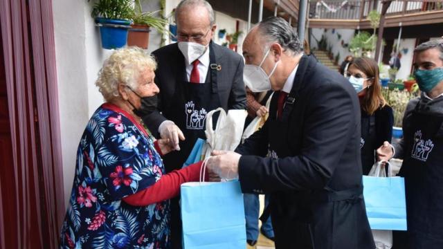 Los vecinos del Corralón de Santa Sofía, en Málaga, celebran la Navidad con un menú solidario