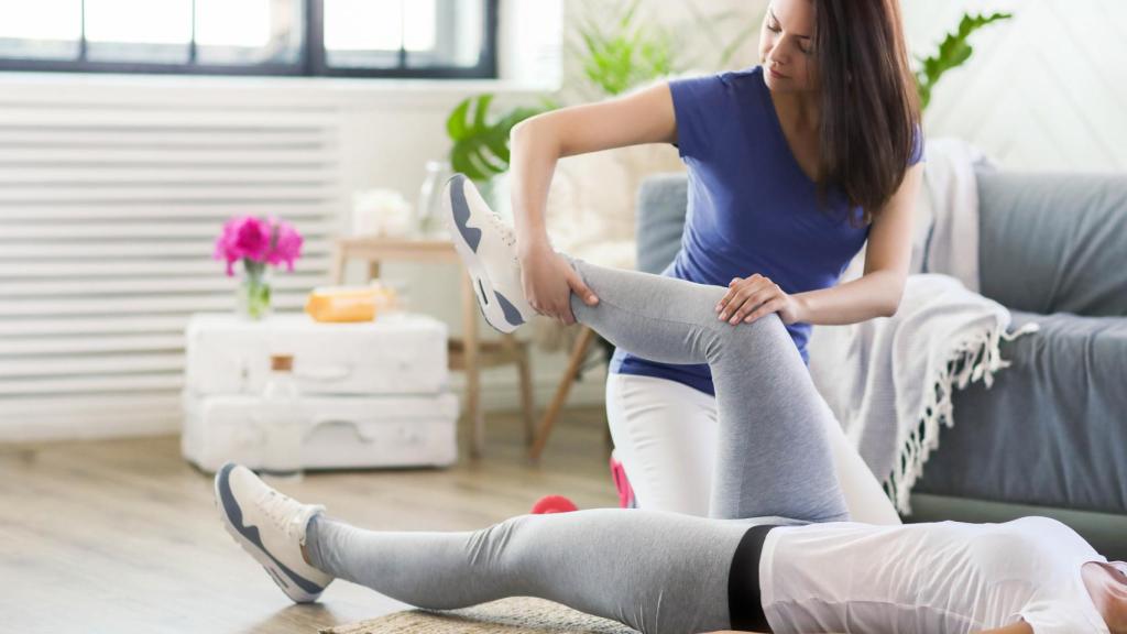 Una mujer en fisioterapia.