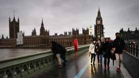 Varios ciudadanos pasean por Londres.